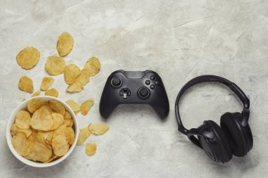 Bilgisayar oyunları kavramı. Gamepad, kulaklık, patates cipsi 
