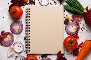 Taze sebze yemek tarifleri üzerinde bir ışık için not defteri çevresinde 