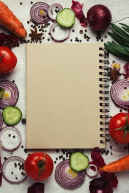 Taze sebze yemek tarifleri üzerinde bir ışık için not defteri çevresinde 