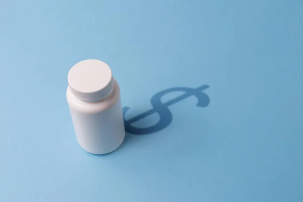 Plastikflasche mit Tabletten und einem Schatten im Dollarsymbol. Nein. — Stockfoto