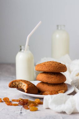 Yulaf ezmeli kurabiye, Kuru üzüm ve bir Li süt ile sağlıklı kahvaltı