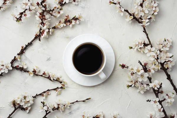 Fehér csésze fekete kávé és gallyak virág egy l — Stock Fotó