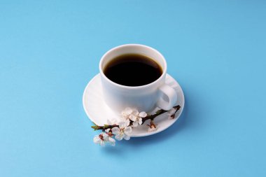 Beyaz fincan kahve ve şube o ile minimalist tarzı