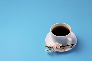 Beyaz Kupası kahve ve şubesi ile minimalist tarzı 