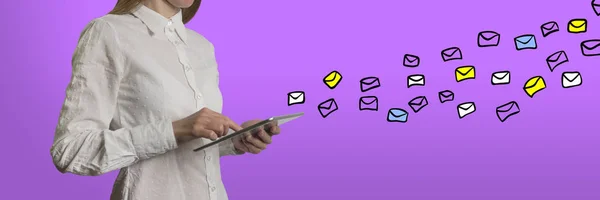 Señal de correo electrónico y mujer joven con una tableta en las manos en una ba púrpura — Foto de Stock