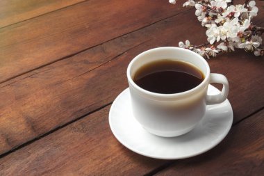Sakura dalları çiçek ve koyu bir kahve ile beyaz bir fincan ile