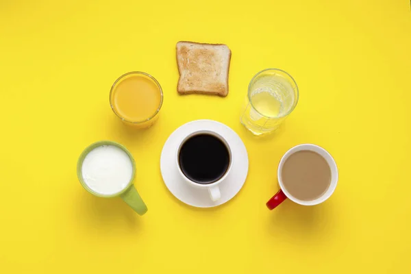 Concepto de desayuno saludable. Grupo de bebidas en copas multicolores , — Foto de Stock