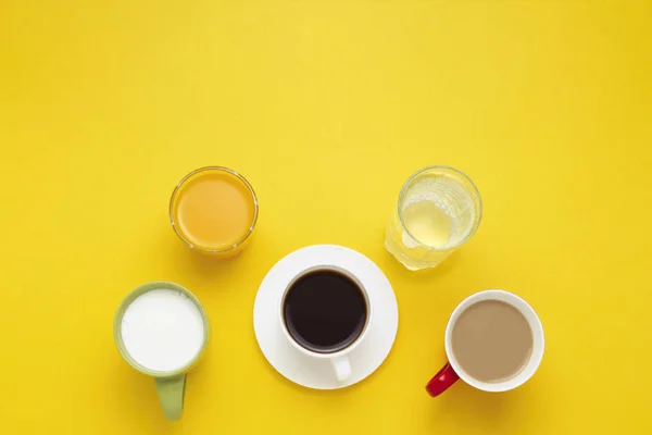 Grupo de bebidas en tazas multicolores, Café negro, Café con — Foto de Stock