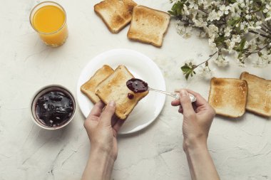 El koymak reçel ekmek tost, bardak portakal suyu, delikanlı