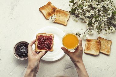 Eller tost reçel ve bardak portakal suyu, Spri tutun