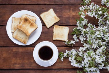 Ahşap backgro tost, kahve ve çiçek açması vişne dallarında