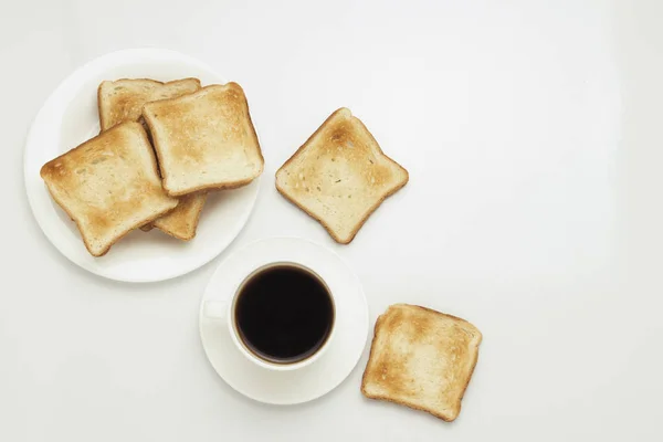 Torrada e café em um fundo branco . — Fotografia de Stock