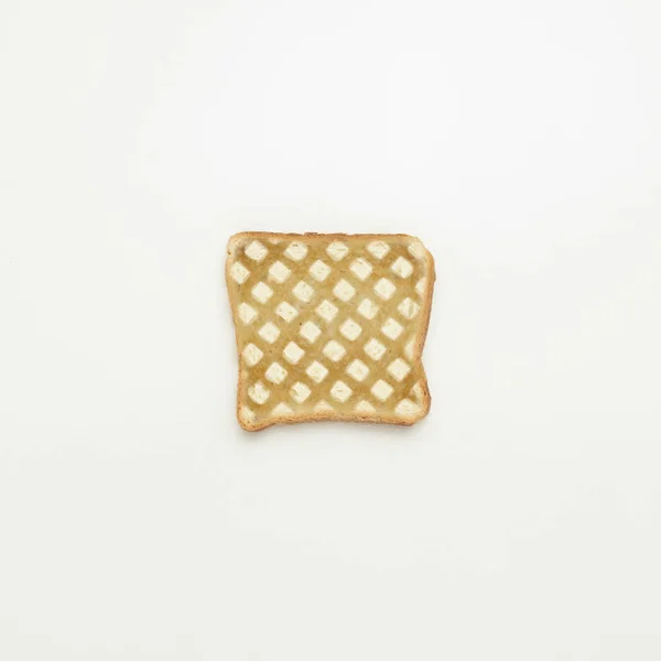 Tranche de gâteau dans une grille sur un fond blanc . — Photo