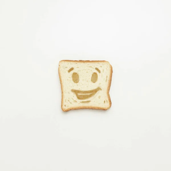 Fetta Pane Tostato Con Sorriso Allegro Sfondo Bianco — Foto Stock