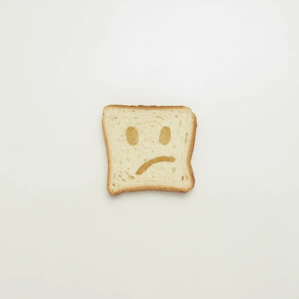 Toastbrot Mit Einem Traurigen Lächeln Auf Weißem Hintergrund — Stockfoto