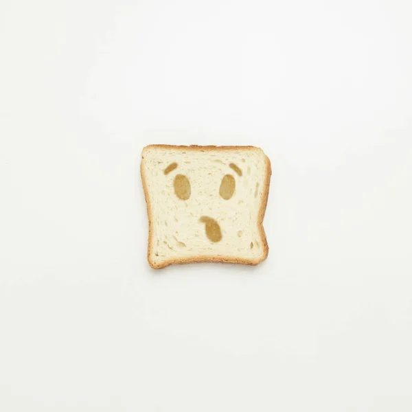 白い背景のびっくり笑顔とトーストのスライス — ストック写真