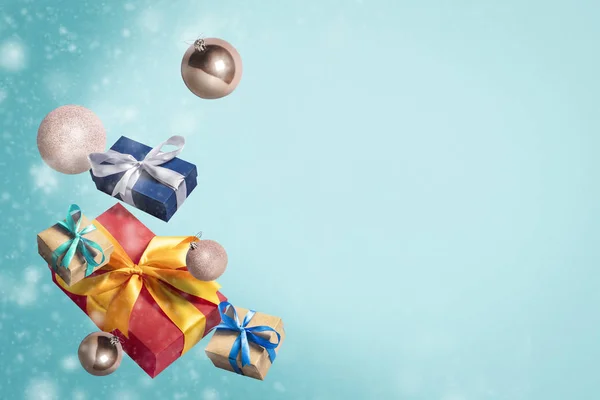 Coffrets cadeaux volants et décorations de Noël sur un fond bleu. Concept de vacances, Noël. Lévitation. Des objets en l'air. Couché plat, vue du dessus — Photo