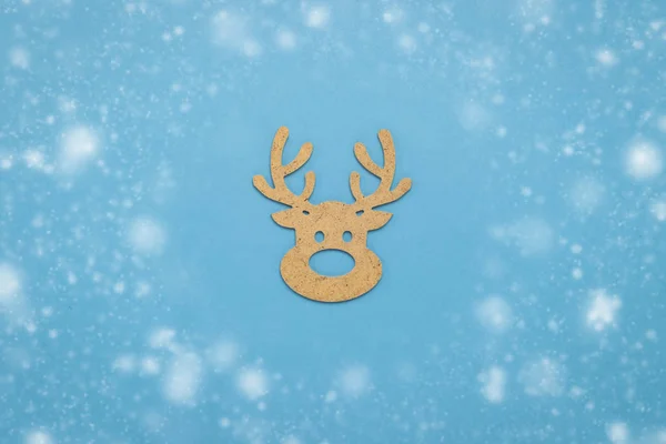 Дерев'яна різдвяна іграшка голова оленя на синьому фоні з е — стокове фото