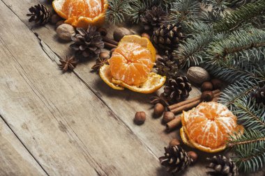 Mandalina, Christmas dalları, koniler, baharat ahşap arka plan ağaç. Yeni yıl ve Noel, Noel içki Mulled şarap kavramı
