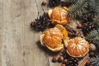 Mandalina, Christmas dalları, koniler, baharat ahşap arka plan ağaç. Yeni yıl ve Noel, Noel içki Mulled şarap kavramı