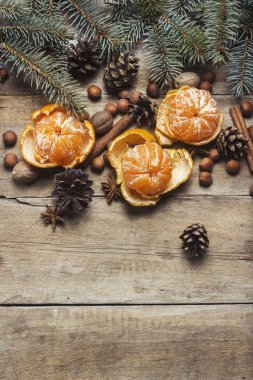 Mandalina, Christmas dalları, koniler, baharat ahşap arka plan ağaç. Yeni yıl ve Noel, Noel içki Mulled şarap kavramı