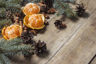 Mandalina, Christmas dalları, koniler, baharat ahşap arka plan ağaç. Yeni yıl ve Noel, Noel içki Mulled şarap kavramı