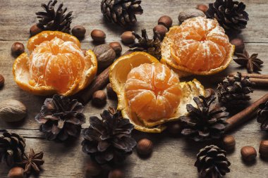 Mandalina, Christmas dalları, koniler, baharat ahşap arka plan ağaç. Yeni yıl ve Noel, Noel içki Mulled şarap kavramı