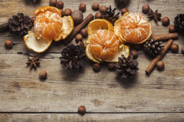 Mandalina, Christmas dalları, koniler, baharat ahşap arka plan ağaç. Yeni yıl ve Noel, Noel içki Mulled şarap kavramı