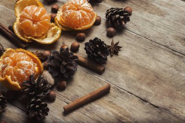 Mandalina, Christmas dalları, koniler, baharat ahşap arka plan ağaç. Yeni yıl ve Noel, Noel içki Mulled şarap kavramı