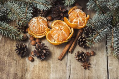 Mandalina, Christmas dalları, koniler, baharat ahşap arka plan ağaç. Yeni yıl ve Noel, Noel içki Mulled şarap kavramı