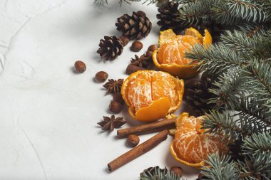 Mandalina kabuğu, Noel ağaç dalları, baharat, tarçın, koni beyaz taş zemin üzerine olmadan. Noel, yeni yıl, Mulled şarap kavramı