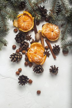 Mandalina kabuğu, Noel ağaç dalları, baharat, tarçın, koni beyaz taş zemin üzerine olmadan. Noel, yeni yıl, Mulled şarap kavramı. Düz yatıyordu, en iyi görünümü