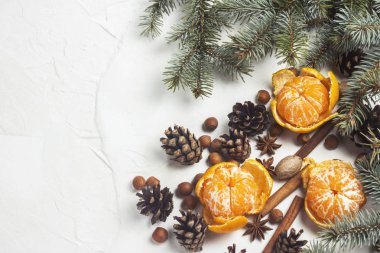 Mandalina, Noel ağaç dalları, baharat, tarçın, koni beyaz taş zemin üzerine. Noel, yeni yıl, Mulled şarap, kış, tatil kavramı