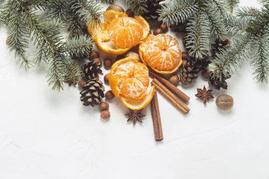 Mandalina kabuğu, Noel ağaç dalları, baharat, tarçın, koni beyaz taş zemin üzerine olmadan. Noel, yeni yıl, Mulled şarap kavramı. Düz yatıyordu, en iyi görünümü