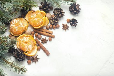 Mandalina kabuğu, Noel ağaç dalları, baharat, tarçın, koni beyaz taş zemin üzerine olmadan. Noel, yeni yıl, Mulled şarap kavramı. Düz yatıyordu, en iyi görünümü