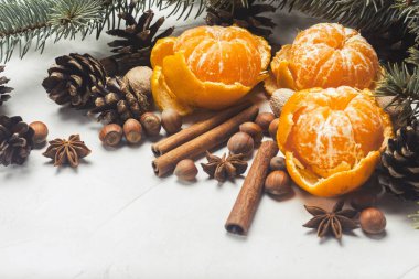Mandalina, Noel ağaç dalları, baharat, tarçın, koni beyaz taş zemin üzerine. Noel, yeni yıl, Mulled şarap, kış, tatil kavramı
