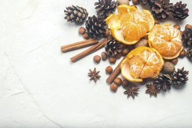 Mandalina, kuruyemiş, baharat, tarçın, koni beyaz taş zemin üzerine. Noel, yeni yıl, Mulled şarap, kış, tatil kavramı. Düz yatıyordu, en iyi görünümü