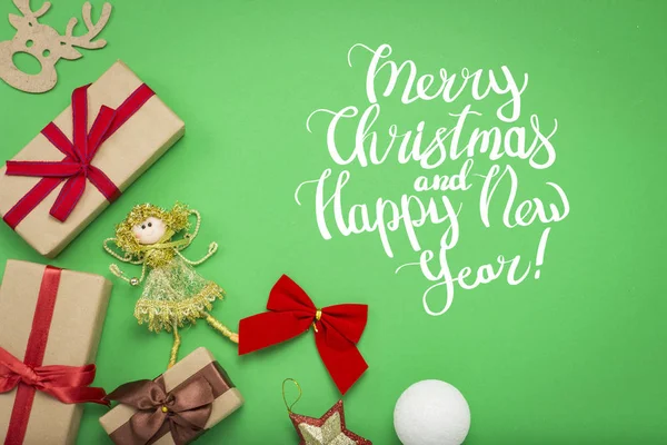 Kerstversiering, kerstspeelgoed en geschenkdozen op een groen — Stockfoto