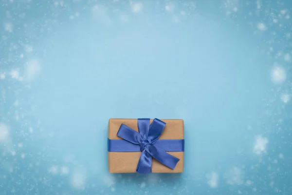 Geschenkbox mit blauem Band auf blauem Hintergrund mit dem Effekt o — Stockfoto