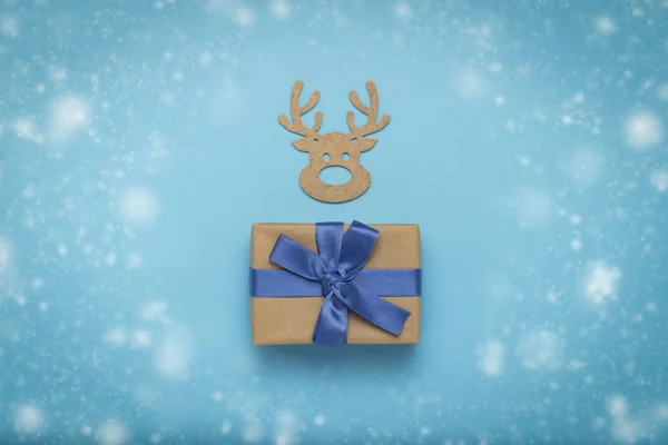 Coffret cadeau avec ruban bleu et jouet en bois de Noël tête de cerf sur — Photo