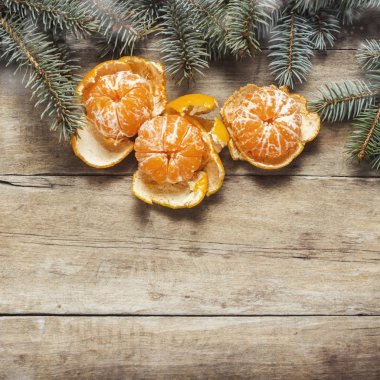 Mandalina ve Noel ağacı dalları ahşap arka plan üzerinde. Yeni yıl ve Noel kavramı. Düz yatıyordu, en iyi görünümü
