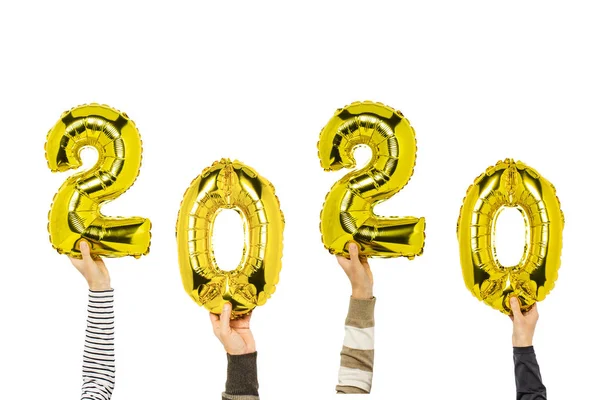 Manos sosteniendo globos números 2020 sobre un fondo blanco. Concepto año nuevo, el inicio de 2020, el año de la rata blanca — Foto de Stock