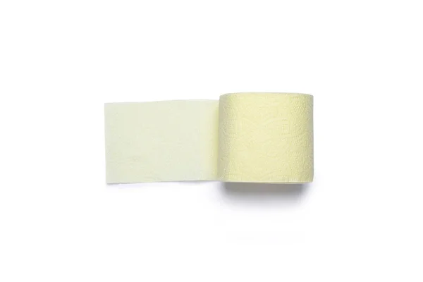 Roll žlutého toaletního papíru na bílém pozadí. Koncept osobní hygieny. Byt ležel, horní pohled — Stock fotografie