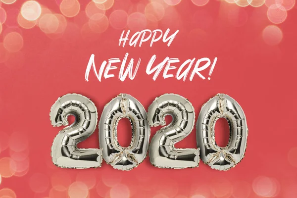 Globos de aire dorados números 2020 sobre fondo rojo con bokeh. Texto añadido. El concepto del Año Nuevo, la víspera de Año Nuevo, las vacaciones de invierno. Piso tendido, vista superior —  Fotos de Stock