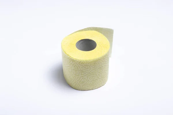 Rolo de papel higiênico amarelo sobre um fundo branco. Conceito de higiene pessoal. Deitado plano, vista superior — Fotografia de Stock