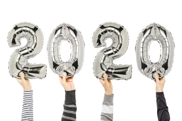 Manos sosteniendo globos números 2020 sobre un fondo blanco. Concepto año nuevo, el inicio de 2020, el año de la rata blanca — Foto de Stock