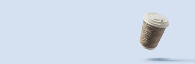 Açık mavi arka planda havada uçuşan kahve bardağı. Kahve dükkanı konsepti. Havalanma. Pankart