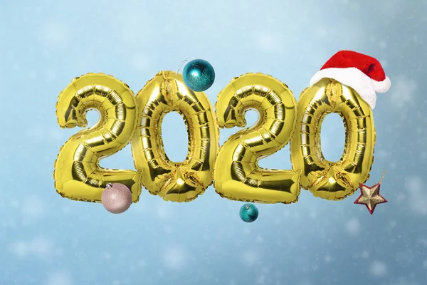 Számok 2020 léggömbök repülő és karácsonyi dekorációk kék alapon. Újévi koncepció, ünneplés — Stock Fotó