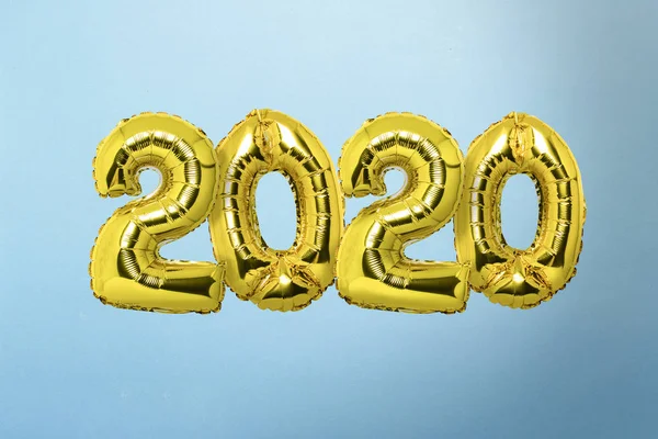Balões de ar números 2020 voar em um fundo azul. Conceito de Ano Novo, celebração — Fotografia de Stock
