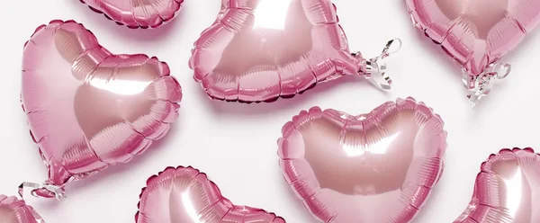 Ballons à air rose en forme de coeur sur un fond blanc. Concept mariage, Saint Valentin, zone photo, amoureux. Modèle. Bannière. Couché plat, vue du dessus — Photo